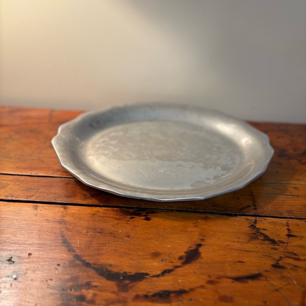 Vintage Wilton Co oval pewter platter 12” scalloped edges - Picture 4 of 10